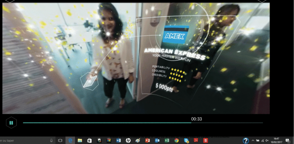 Le junior recruté reçoit un ordinateur portable et une carte bancaire dans un film interactif à 360°.