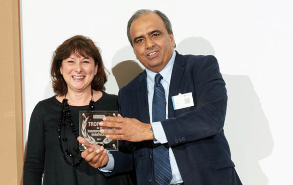 Homayoun MIR, DSI de Kubota avec son Trophée IT et Caroline Lebeau, NTT Communications, partenaire de Kubota et également un des sponsors des Trophées