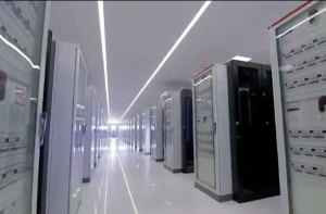 Les datacenters Tiers IV ont tous les éléments nécessaires redondés pour garantir un fonctionnement permanent. Ici un datacenter Aruba.