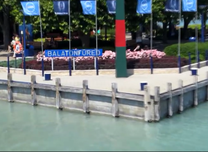 Le lac Balaton en Hongrie et ses drapeaux Dell