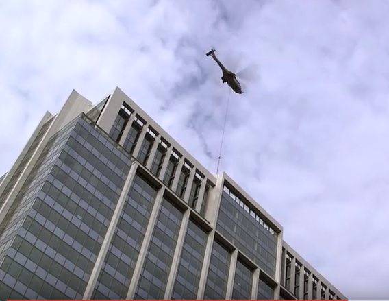 La rue étroite dans laquelle est situé l’immeuble SAP France et ses 22 étages ont nécessité l’hélitreuillage des chillers qui a été réalisé avec un Super Puma