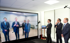 Emmanuel Macron et John Chambers lors de l’inauguration du centre devant un mur vidéo interactif.