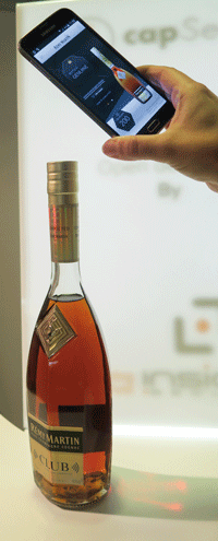 Le message « authentique » s’affiche sur le smartphone de l’amateur de spiritueux : c’est une vraie bouteille Rémy Martin Club, jamais ouverte !