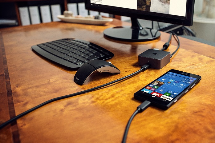 La station d’accueil Microsoft HD-500 est accompagné d’un chargeur rapide USB-C et d’un câble USB type C mâle-mâle.