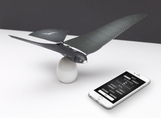 Bionic Bird : un drone furtif biomimétique connecté. 119 euros environ.
