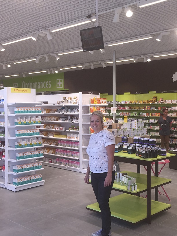 Agnès Praden dans sa pharmacie