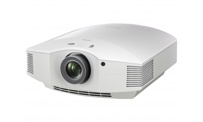Home cinéma en 4K dans le salon avec ce projecteur Sony, en blanc ou noir.