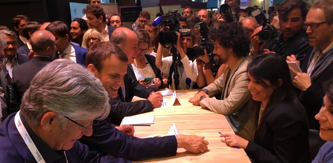 Speed dating-Emploi-Macron-stand ManPower Viva technology