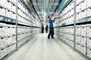 Des linéaires d’archives papier chez Iron Moutain