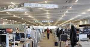 La salle de marché et ses horloges digitales affichant les heures du monde entier.