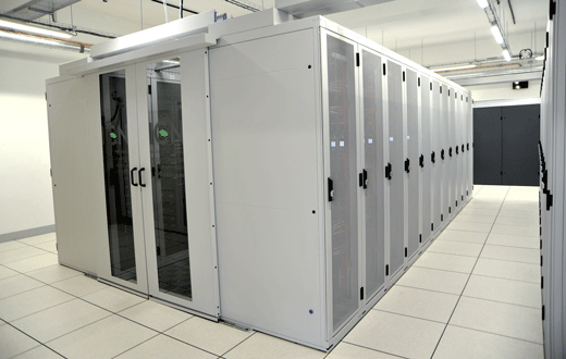 44 baies informatiques réparties en 2 couloirs froids de 2X 11 baies. Une solution de confinement d’air de 2 couloirs froids.