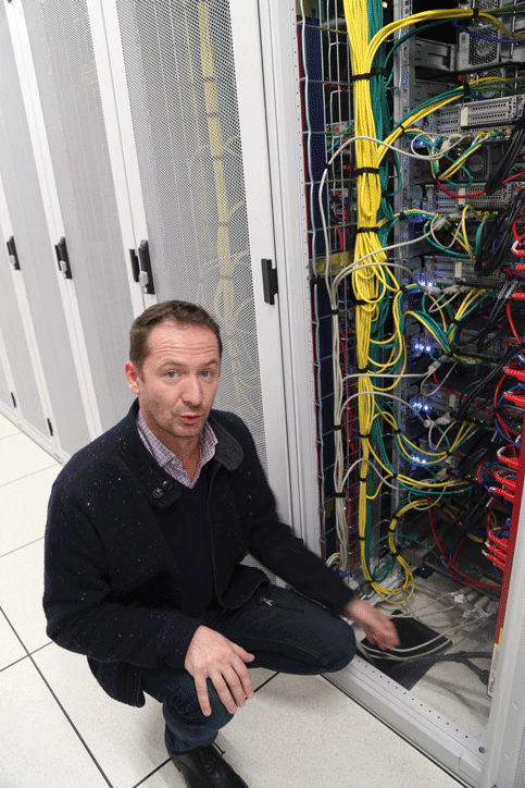 Frédéric Lereverend montre une armoire renfermant des serveurs de stockage SAN dédiés aux machines virtuelles.
