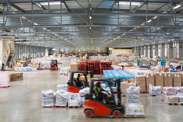 Chaque semaine, 5 jours sur 7, 15 millions d’exemplaires de 600 magazines différents mobilisent au total 1 000 véhicules d’approvisionnement