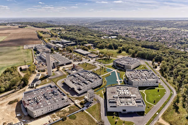 Une vue aérienne du Campus de Datacenter de DATA4, à Paris-Saclay, le plus puissant d’Europe (100 MW), relié à plus de 110 Data Destination comme AWF et Azure