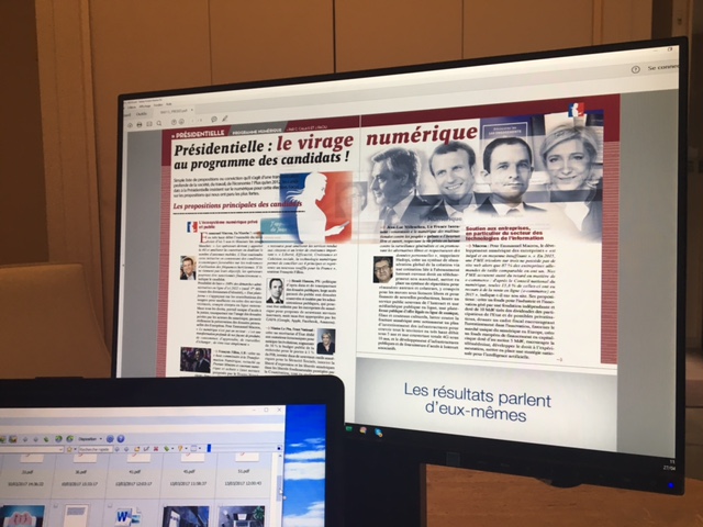 Position classique , horizontale du moniteur. On voit l'utilsation en second écran, avec affichage d'applications différentes. La largeur du moniteur permet d'afficher une double page.