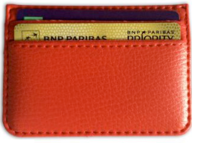 protège carte bleu en simili cuir rouge.