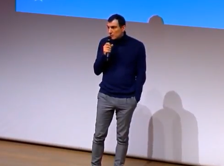 Sur scène, Pascal Malotti, directeur conseil et marketing de l'agence digitale Valtech qui a développé l'inititiative en partenariat avec Decathlon Pascal Malotti, directeur conseil et marketing de l'agence digitale Valtech