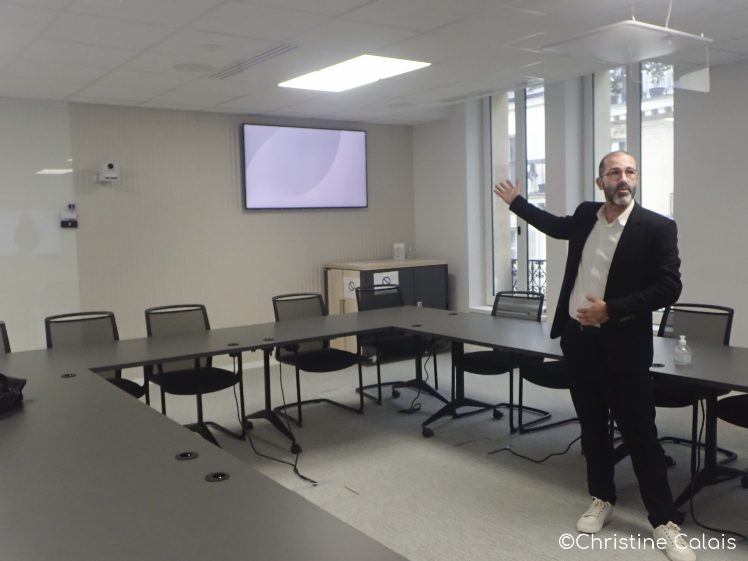 Xavier Hémery, responsable solutions, dans une salle de formation.