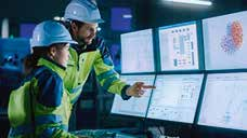 Deux personnes avec casques regardant une tablette